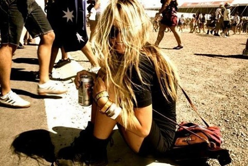 random,soda,beer,blonde,concert,girl-6b557ee22389945e78093a3af57a9097_h_large