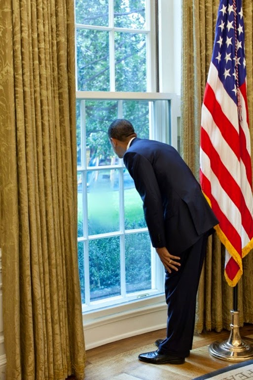 [president-barack-obama-looks-out-a-window-in-the-oval-office-at-first-lady-michelle-602x902%255B3%255D.jpg]