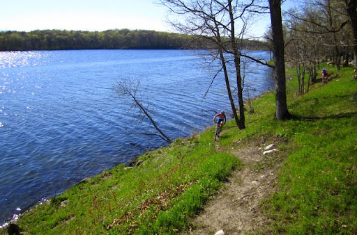 Rolling along the lakeside singletrack