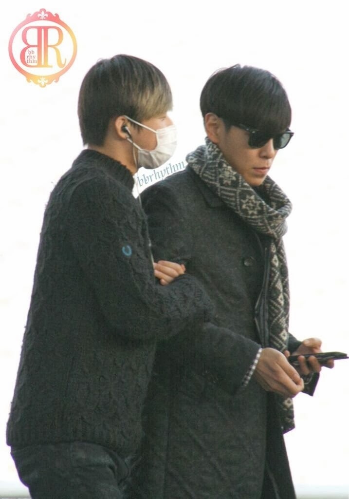 Big Bang - Incheon Airport - 06dec2013 - Fan - BB Rhythm - 03.jpg