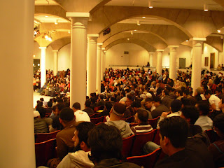 A 900+ crowd