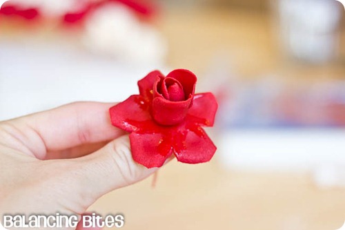 How to make small gumpaste roses (4)