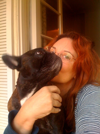 Daily Wag fan Alex give Fala a kiss.