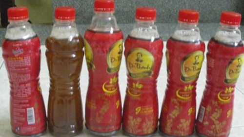 6 trong tổng số hàng hàng ngàn chai trà Dr Thanh của lô hàng nói trên bị sủi nhiều bọt trắng 1 cách bất thường.
