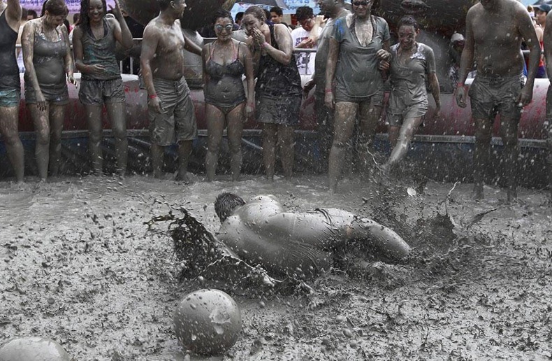 boryeong-mud-fest-2011-3 boryeong-mud-fest-2011-3