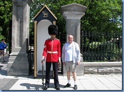 6399 Ottawa 1 Sussex Dr - Rideau Hall - Ceremonial Guard (and Bill) peforming sentry duty