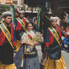 AÑO 2001 DIA 7 DE SEPTIEMBRE LA OFRENDA- MADRINA, CAPITAN Y ALFEREZ INFANTIL A SU PASO POR LA CORREDERA. 46-18.jpg