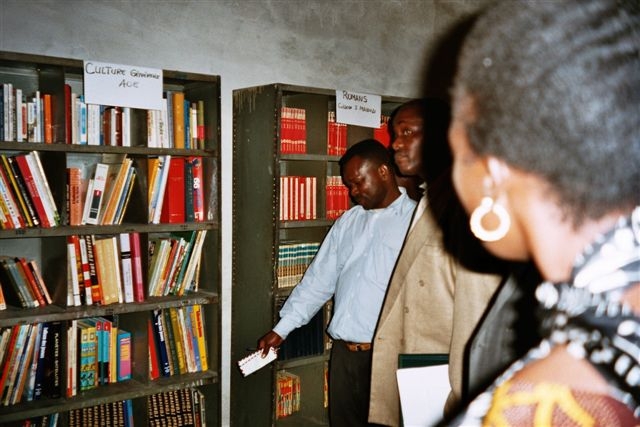 04_40.JPG - Première bibliothèque scolaire depuis 1946. Armée du Salut Rwakadingi à Kinshasa. Don de l'oeil de l'enfant .