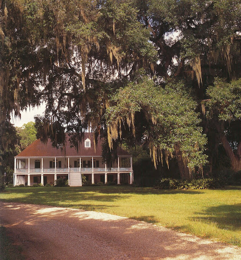The doors and windows in Creole architecture are placed according to the needs of the rooms rather than for external appearance. Here is the Parlange Plantation. The doors and windows in Creole architecture are placed according to the needs of the rooms rather than for external appearance. Here is the Parlange Plantation.