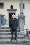 ROBIN WILLIAMSON a Gandino, davanti all'ingresso del Museo