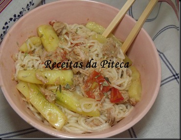 Noodles com atum e legumes