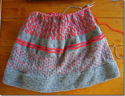 gebreide-deken-grijs-rood-2 gebreide-deken-grijs-rood-2