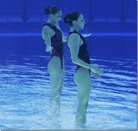 synchronized-swimmers-underwater-5