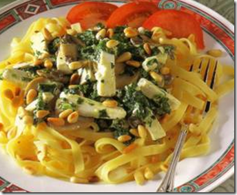 Tagliatelle con ricotta, spinaci e pinoli 