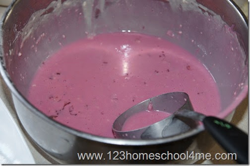 make red pancakes with strawberries make red pancakes with strawberries