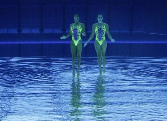 [synchronized-swimmers-underwater-6%255B2%255D.jpg]
