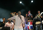 Participación del cantante Jhonny Ventura en el concierto "Un canto de esperanza por Haití" en Santo Domingo (R. Dominicana)