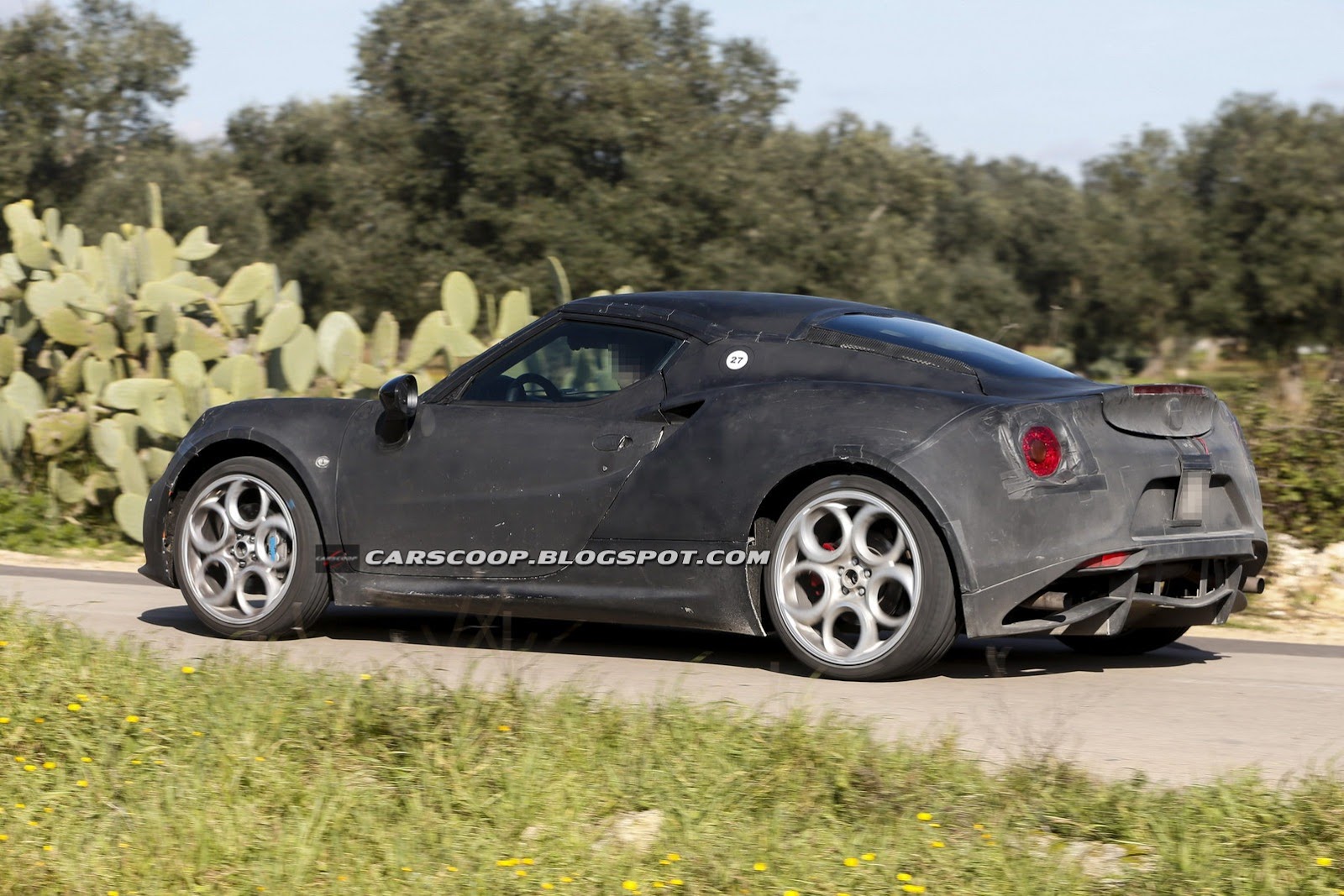 Alfa-Romeo-4C-Coupe-4Carscoop[6].jpg