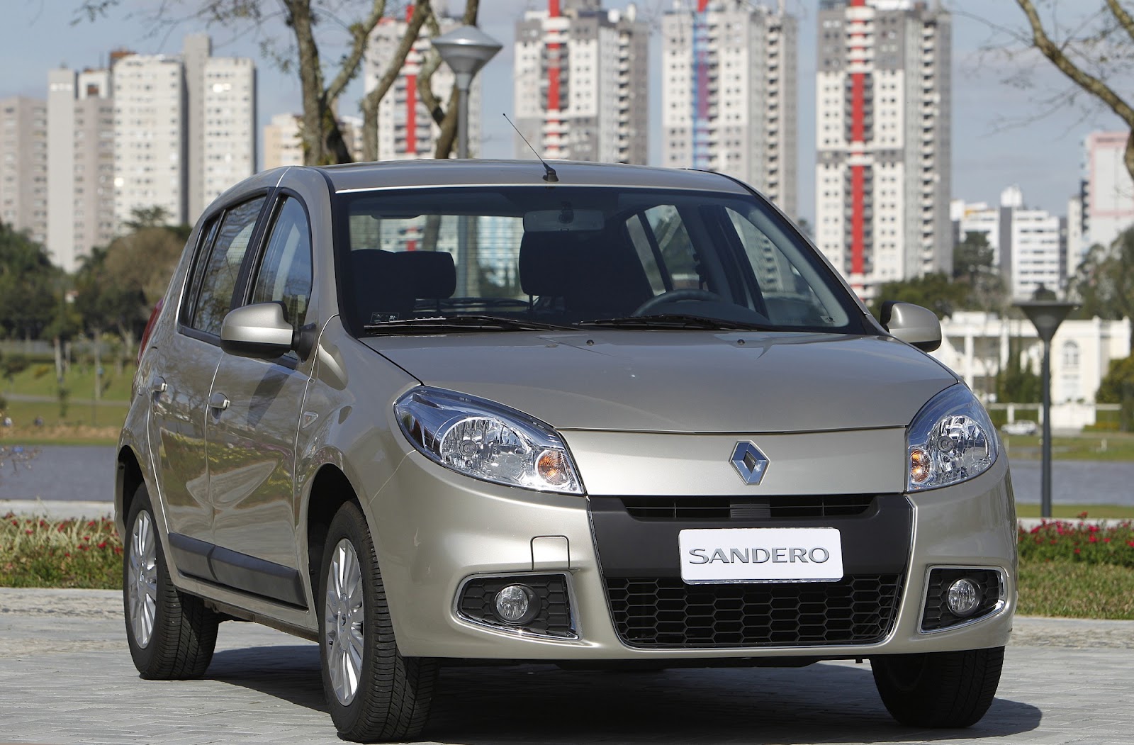 [Sandero2013Renault_001%255B3%255D.jpg]