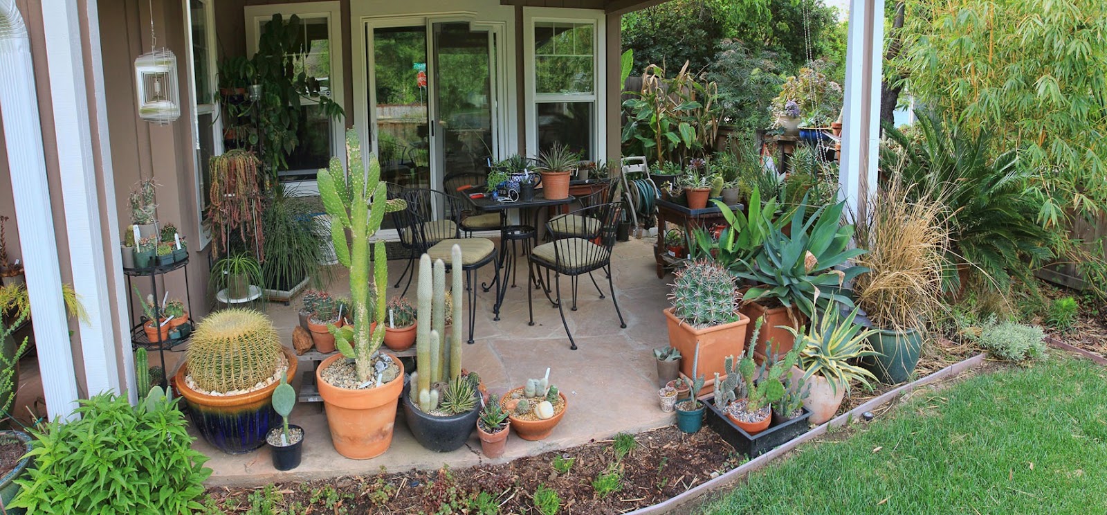 [130508_frontyard_patio_pano%255B12%255D.jpg]