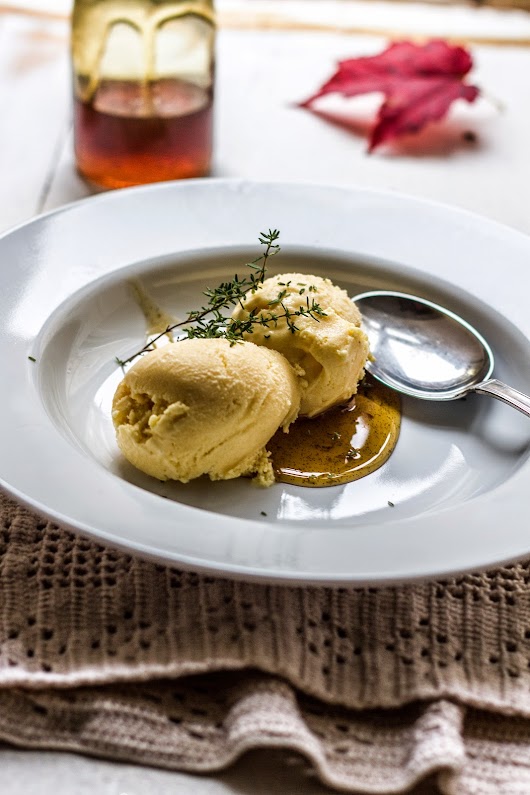 Paradisæbleis med timian serveret med æble-kastanje-sirup