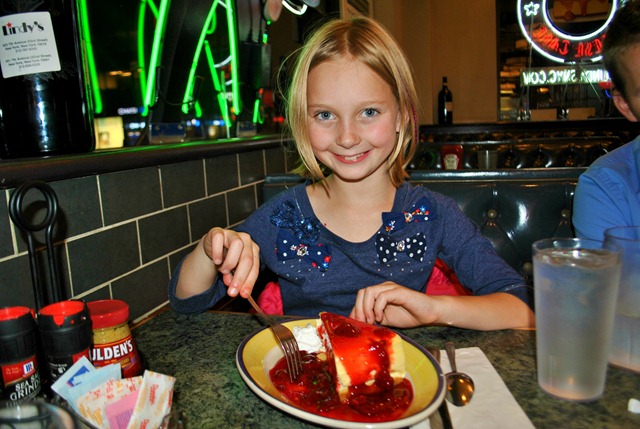 [Halle%2527s%2520World%2520Famous%2520birthday%2520cheesecake%255B3%255D.jpg]