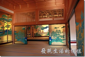 日本北九州-熊本城。「本丸御殿」的大廣間的這些彩繪的屏風與天花板也都是採用古代工法復建重現的。