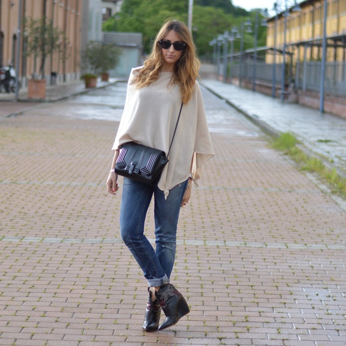 Poncho outfit, fashion blogger outfit, Italian fashion blogger, Diesel jeans, Rupert Sanderson