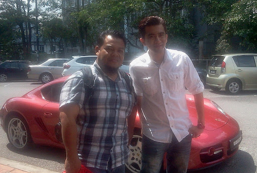 bergambar bersama irfan khairi dan porschenya aku, irfan khairi dan porche.jpg