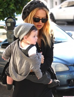 Rachel-Zoe-and-Baby-Skyler-Out-and-About-In-West-Hollywood-6-435x580