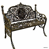 Aluminiowa ławka ogrodowa o bogatej ornamentyce.
