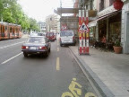 Sur le chemin du travail, avenue Henri-Dunand 1: Comme tous les matins, Furcy rencontre en à peine 100 mètres 3 obstacles sur la bande cyclable.