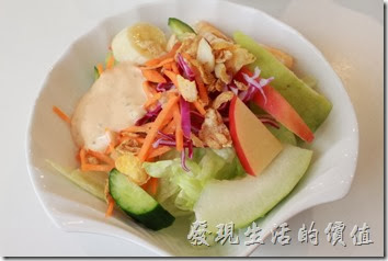 台南-沛里歐咖啡館。早午餐的蔬菜水果沙拉。老闆沒有問醬汁而直接端出來千島醬,所以不知道有沒有其他醬汁可以選擇,水果及蔬菜都很新鮮好吃,上面還放了一些玉米片。 台南-沛里歐咖啡館。早午餐的蔬菜水果沙拉。老闆沒有問醬汁而直接端出來千島醬,所以不知道有沒有其他醬汁可以選擇,水果及蔬菜都很新鮮好吃,上面還放了一些玉米片。