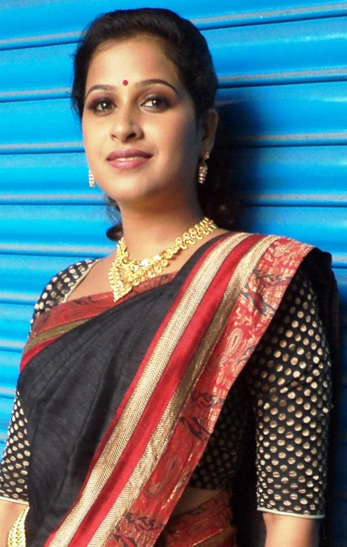 [sadhika_beautiful_pic_in_saree%255B5%255D.jpg]