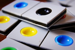 NACHGEMACHT - Spielekopien aus der DDR: Plaste und Elaste – Die bunte Welt der DDR-Kunststoffe - Colormino