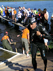 Uwe Dütsch beim Schwimmaustieg