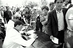 Residentes de Kiev posiblemente expuestos a lluvia radiactiva [mayo 9 de 1986] se alinean para llenar formularios antes de los controles de radiación