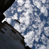 22/06/09 Caceres, una cicogna va a posarso sul nido, alla sommità del campanile della cattedrale...