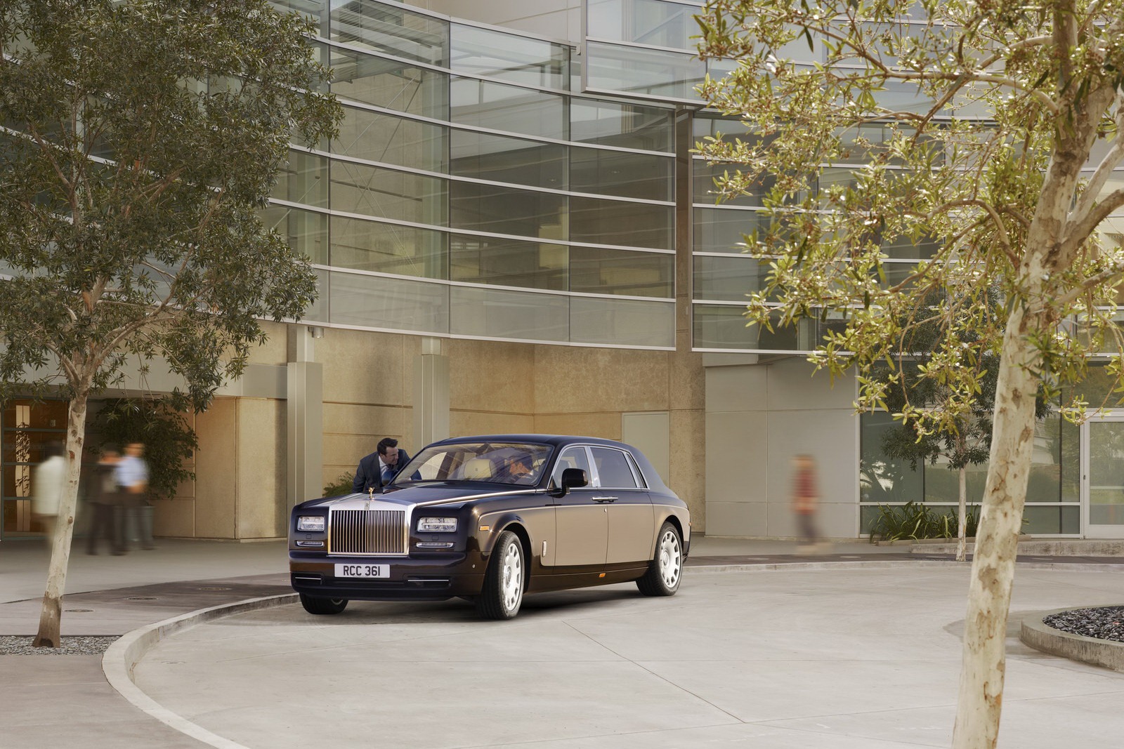 2013-Rolls-Royce-Phantom-Series-II-49[2].jpg