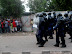  – A gauche, des électeurs fuyant la charge de la police le 28/11/2011 devant l’école Lumumba à Kinshasa, lors du vote d’Étienne Tshisekedi. Radio Okapi/ Ph. John Bompengo