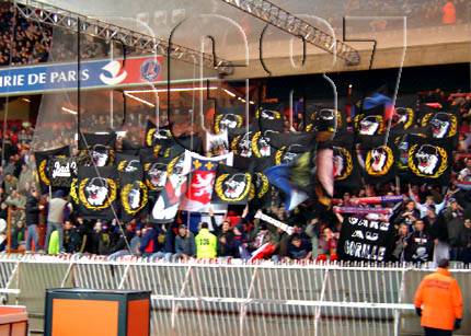 2004-11-19_paris-lyon_etendards_n_cp.jpg