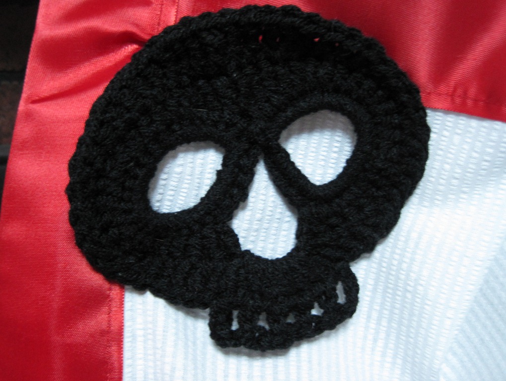 [skull%2520apron%2520closeup%255B3%255D.jpg]