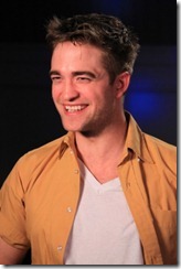 122066_robert-pattison-smiles-as-he-talks-eclipse-with-access-hollywood-los-angeles-june-12-2010