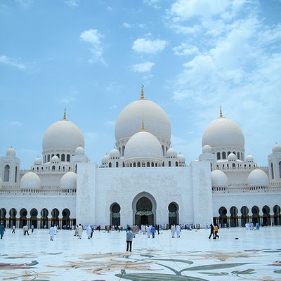 3 rd biggest mosque of the wolrd.Abu Dhabi,UAE<br> © Sigree Ibn Mamak<br>Photo selected by <a href="http://bitofinspiration.com"> bitofinspiration.com</a>. <br>For link to original source visit <a href="http://www.flickr.com/photos/61554238@N00/3833603954" >flickr </a> 3833603954.jpg