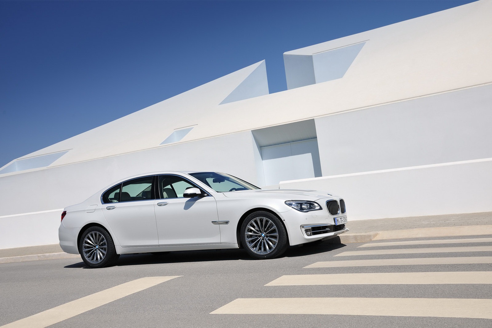 2013-BMW-7-Series-FL8[2].jpg