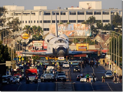 O ônibus espacial Endeavour chega à arena “The Forum” para um parada durante seu trajeto para o California Science Center (Foto: Kevork Djansezian/AFP)