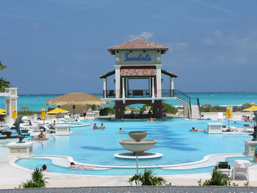 How good does this look? Pool, ocean, sunshine...couldn't be a better combination.