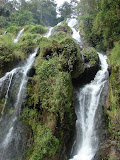 Cascada junto a las termas Cascada junto a las termas