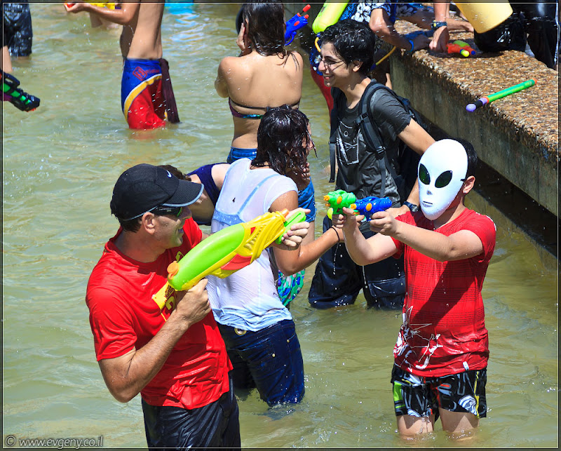 il/Настоящее мочилово в центре Тель Авива (20110701 ta water war 016 6719)