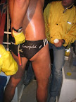 Lightsticks sind Pflicht. Damit der Schwimmer in der Dunkelheit vom Boot aus zu sehen ist. - Lightsticks are obligatory. The swimmer has to have these lights so he is seen in the darkness from the boat.